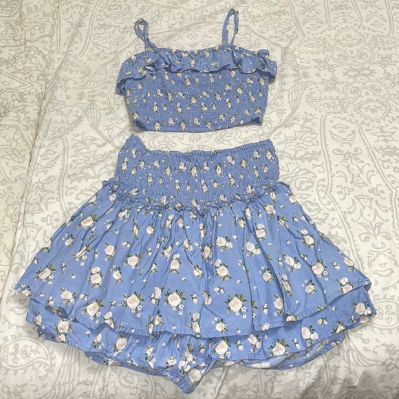 Hollister Dresses & Skirts - MATCHING SET: Hollister 2-Piece Smocked Floral Top/Skort Set